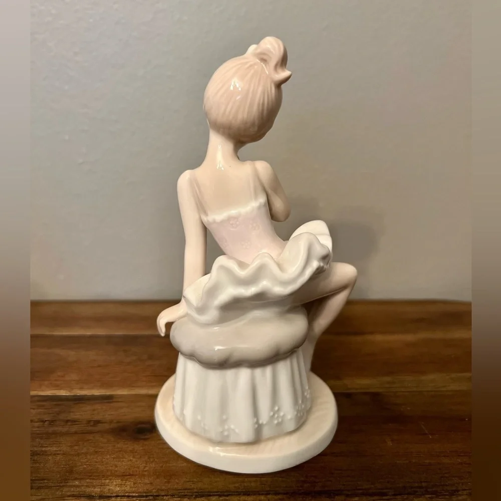 ASPEN GALLERY Collection Ladies 3 Set Porcelain Ballerina Figurines